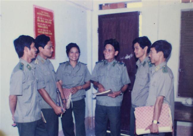 Thượng tá Lê Văn Hồng (đứng giữa) và đồng đội lên kế hoạch đảm bảo ANTT