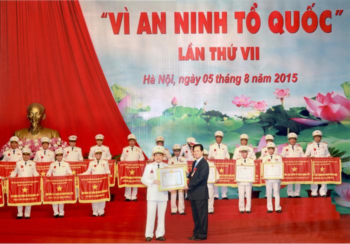 Đồng chí Đại tá Nguyễn Xuân Thiêm vinh dự được Thủ tướng Chính phủ Nguyễn Tấn Dũng                                                                 trao tặng danh hiệu cao quý Anh hùng LLVTND