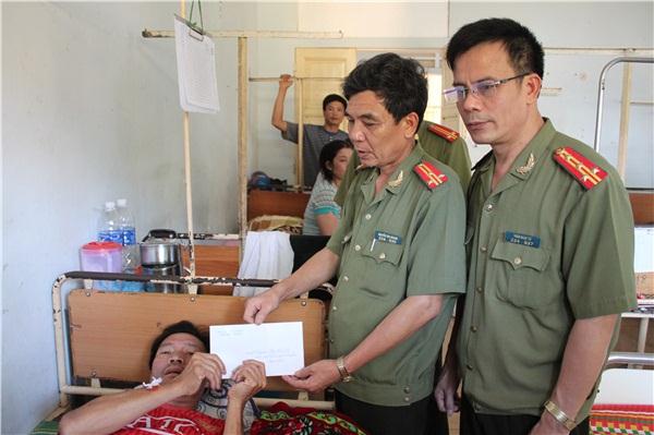 Lãnh đạo Phòng Xây dựng phong trào toàn dân bảo vệ ANTQ và lãnh đạo CATP Vinh thăm hỏi, động viên                         chiến sỹ Công an bị thương trong khi làm nhiệm vụ