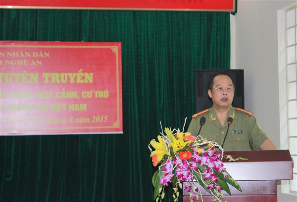 Đồng chí Đại tá Trần Văn Dự - Phó Cục trưởng Cục quản lý xuất nhập cảnh, Bộ Công an phát biểu trình bày một số điều khoản, nội dung tại hội nghị