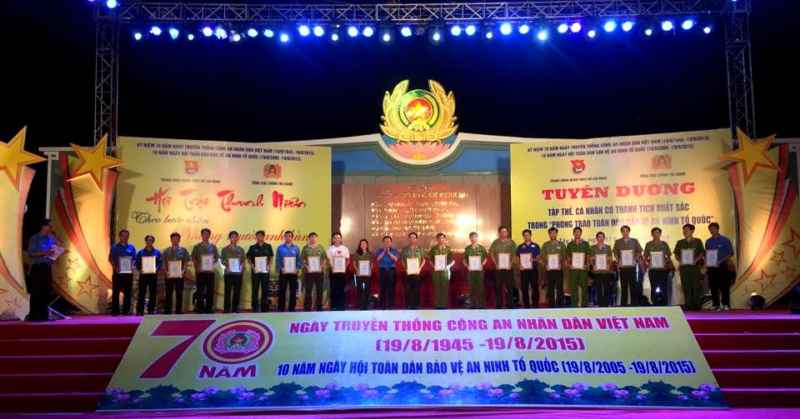 đồng chí Hoàng Lê Anh, Phó Bí thư Đoàn Thanh niên Công an tỉnh (thứ 8 từ trái sang) đón nhận giải nhất hội trại 70 năm truyền thống CAND Việt Nam.