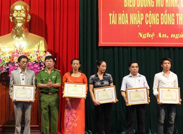 Đại diện lãnh đạo Công an tỉnh tặng Giấy khen cho anh Thắng (ngoài cùng bên phải)                         tại Hội nghị biểu dương điển hình tái hòa nhập cộng đồng (7/2014)