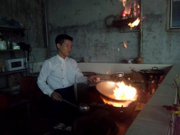 Anh Hoàng Văn Thắng đang chuẩn bị món ăn cho khách hàng