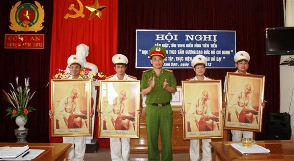 Đồng chí Đại tá Nguyễn Mạnh Hùng, Trưởng Công an huyện Anh Sơn                tặng quà cho những cá nhân, tập thể điển hình tiên tiến