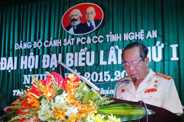 Đồng chí Đại tá Hồ Sỹ Tuấn, Bí thư Đảng ủy, Giám đốc Cảnh sát PC&CC đã trình bày báo cáo chính trị của Ban chấp hành Đảng bộ khóa I nhiệm kỳ 2015 – 2020.