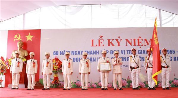 Thừa lệnh ủy quyền của Chủ tịch nước, Trung tướng Nguyễn Hoàng Hà, Phó Tổng cục trưởng Tổng cục Thi hành án hình sự và hỗ trợ tư pháp trao tặng Huân chương chiến công hạng Ba cho Trại giam số 3.