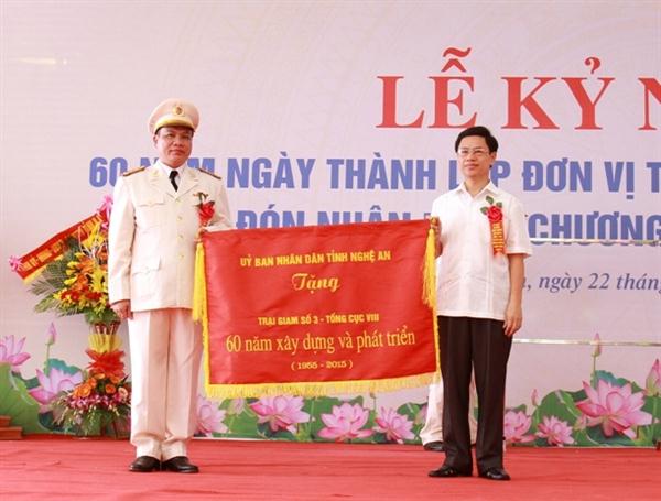 Phó chủ tịch HĐND tỉnh Nguyễn Xuân Sơn trao tặng bức trướng của UBND tỉnh Nghệ An cho Trại giam số 3.