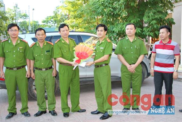 Đồng chí Trung tá Nguyễn Đức Hải, Phó Giám đốc Công an tỉnh chúc mừng Phòng Cảnh sát Truy nã tội phạm khám phá thành công                                2 Chuyên án 415T và 515T