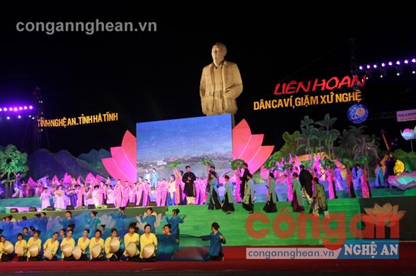 Từ tháng 9/2015, vào thứ 7, chủ nhật hàng tuần, tại quê nội Bác Hồ thuộc Khu di tích Kim Liên sẽ diễn ra “Trình diễn dân ca ví, giặm Nghệ Tĩnh”