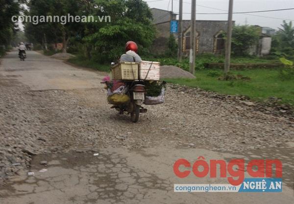 Nhiều đoạn trên đường Nguyễn Trường Tộ      hiện đã xuống cấp
