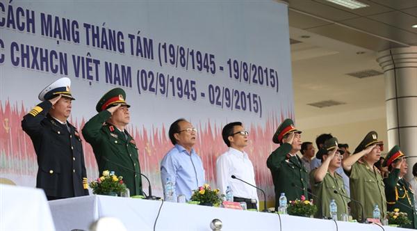 Phó Thủ tướng Vũ Đức Đam (thứ tư từ trái qua), Trưởng Ban Tổ chức cấp quốc gia kỷ niệm các ngày lễ lớn trong 2 năm 2014-2015 và lãnh đạo các Bộ ngành TƯ tại buổi sơ duyệt.