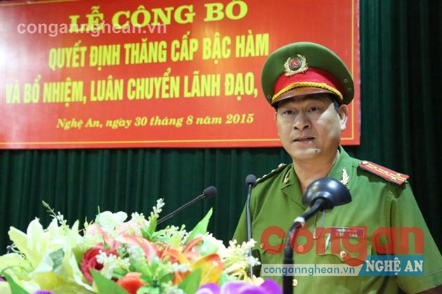 Đại tá Nguyễn Hữu Cầu, giao nhiệm vụ cho các đồng chí được thăng cấp bậc hàm, bổ nhiệm, luân chuyển, điều động lãnh đạo cấp phòng, Công an cấp huyện