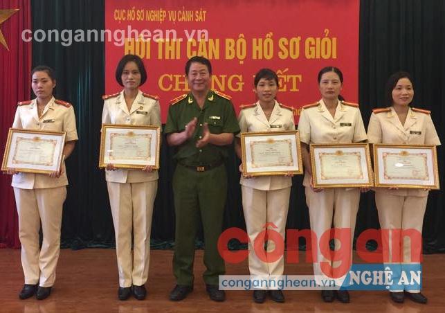 Đồng chí Thiếu tướng Nguyễn Huy Mạ, Cục trưởng                            Cục Hồ sơ nghiệp vụ Cảnh sát trao giải Nhì cho đồng chí Thượng úy Nguyễn Thị Hoài Thương (ngoài cùng bên trái)