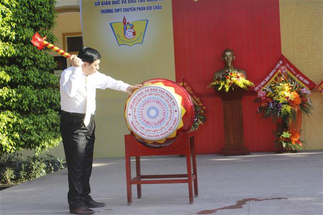 Đồng chí Nguyễn Xuân Đường, Chủ tịch UBND tỉnh đánh trống khai giảng năm học mới tại trường THPT chuyên Phan Bội Châu