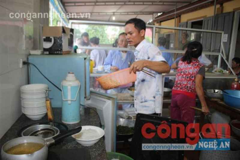 Ngoài công việc chuyên môn, hết giờ làm việc, anh Nguyễn Văn Hùng lại về nấu nướng phục vụ bệnh nhân nghèo