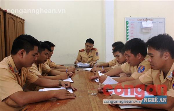 Thượng úy Nguyễn Mạnh Linh chủ trì cuộc họp Đội để triển khai kế hoạch trước khi TTKSGT