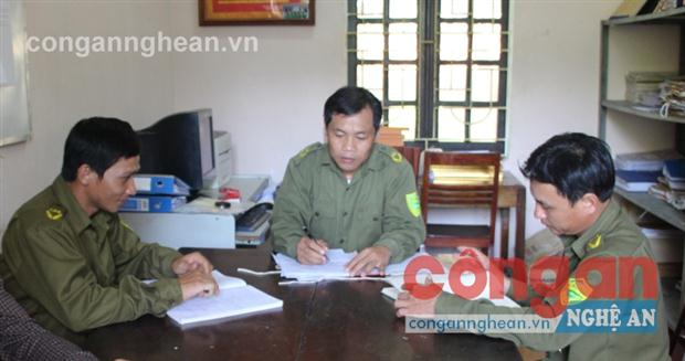 Ban Công an xã Tam Quang trao đổi công việc                        trước khi xuống địa bàn