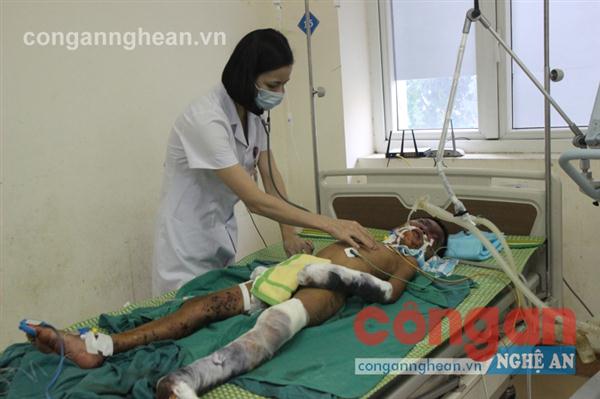 Cháu Chu Văn Bảo Long đang được điều trị tại bệnh viện Sản nhi Nghệ An