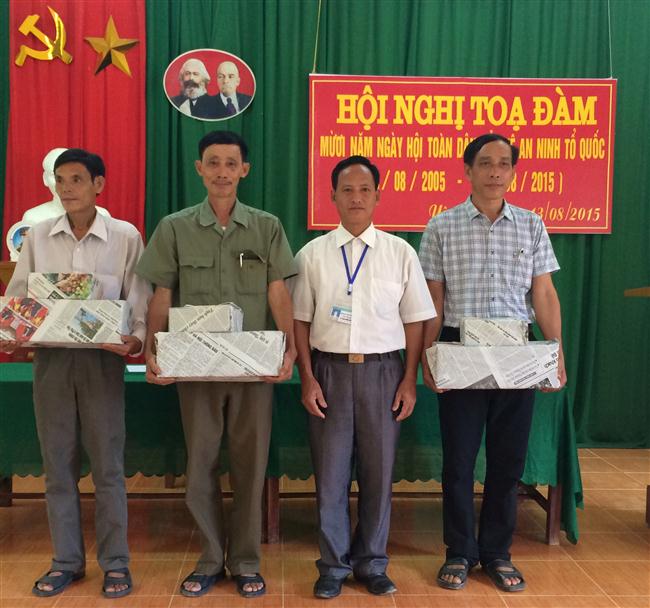 Anh Kha Văn Huy (ngoài cùng bên trái) được biểu dương tại Hội nghị tọa đàm  10 năm Ngày hội toàn dân bảo vệ ANTQ xã Yên Hòa, huyện Tương Dương