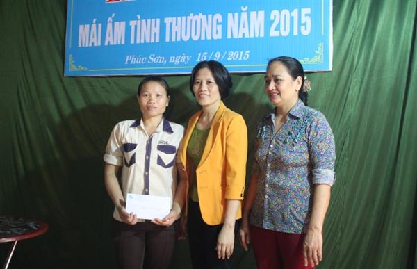 Hội LHPN tỉnh Nghệ An tặng quà cho gia đình chị Luân