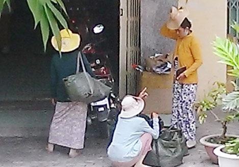 (ảnh chụp từ camera do người dân cung cấp): Hình ảnh những phụ nữ tự xưng là thầy thuốc người Chăm được camera của nhà một người dân tại Đà Nẵng ghi lại.