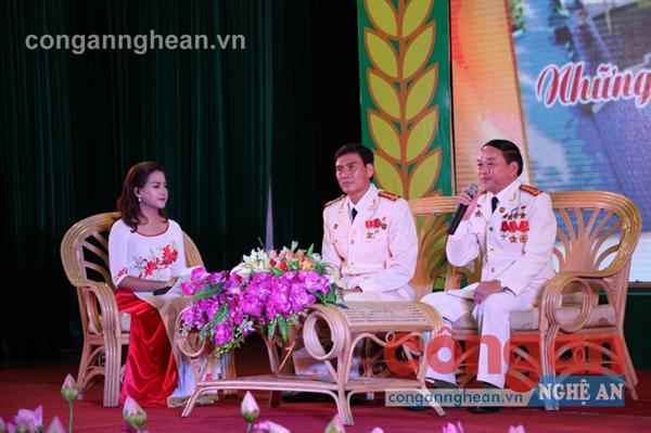 Đại tá Nguyễn Xuân Thiêm (ngoài cùng bên phải), điển hình tiên tiến trong phong trào thi đua yêu nước của Công an Nghệ An                                 giao lưu với khán giả truyền hình