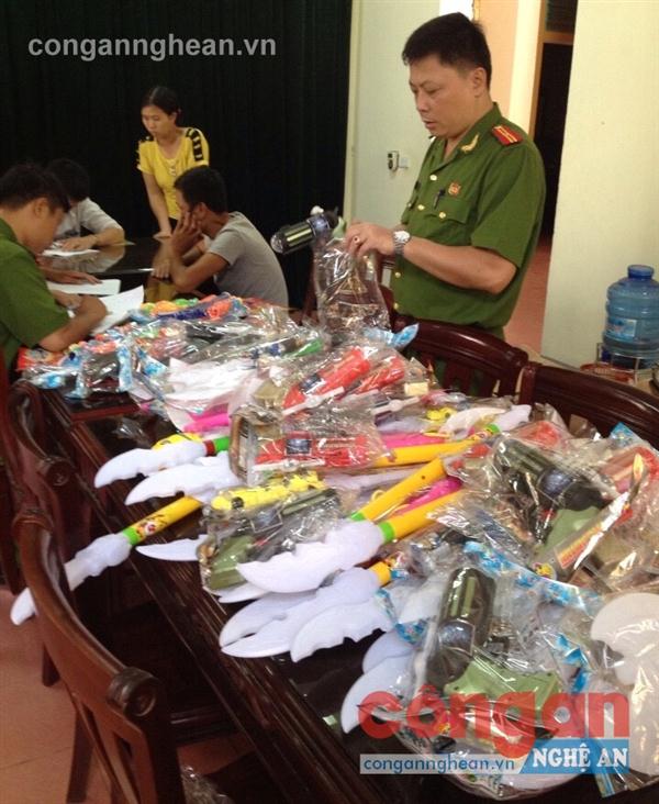 Một số đồ chơi trẻ em nguy hiểm bị Công an phường Hồng Sơn phát hiện, thu giữ