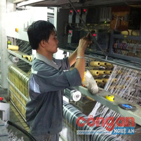      Anh Hoàng Thanh Bình sửa chữa máy móc                              tại Công ty TNHH MTV Tân Khánh An               