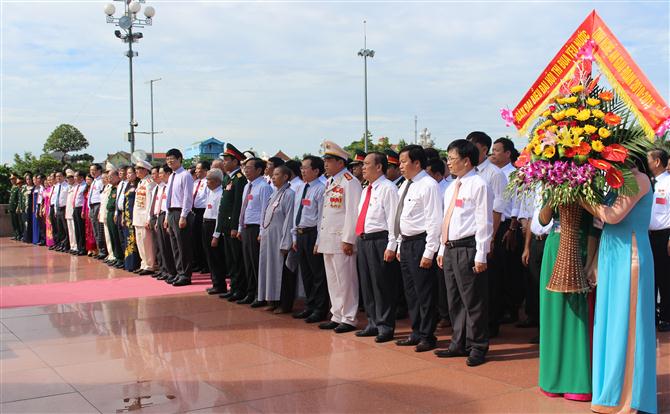Đoàn đại biểu Đại hội thi đua yêu nước tỉnh Nghệ An giai đoạn 2010 - 2015 dâng hoa trước tượng đài Bác Hồ tại Quảng trường Hồ Chí Minh