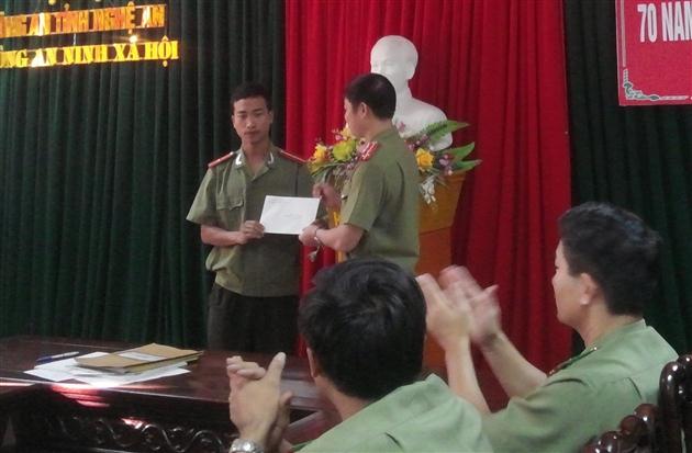 Đoàn Thanh niên Công an tỉnh trao quà cho Thiếu úy Xồng Bá Tu