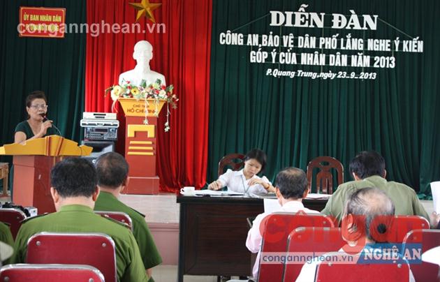 Người dân đóng góp ý kiến cho Công an phường Quang Trung                                                  tại diễn đàn “Công an lắng nghe ý kiến của nhân dân”