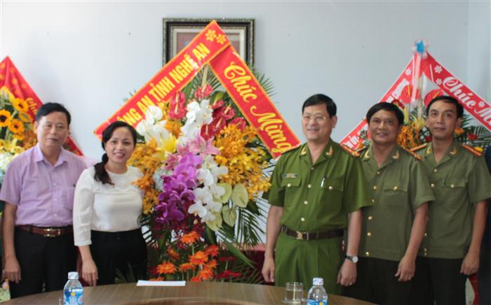 Đồng chí Đại tá Nguyễn Hữu Cầu, Bí thư Đảng ủy, Giám đốc Công an tỉnh tặng hoa chúc mừng Báo Nghệ An