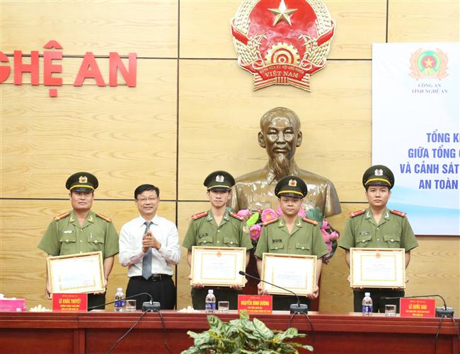 Đại diện Tổng công ty Cảng hàng không Việt Nam trao giấy khen cho các cá nhân thuộc Công an tỉnh Nghệ An đạt thành tích xuất sắc trong công tác phối hợp đảm bảo ANTT thời gian qua