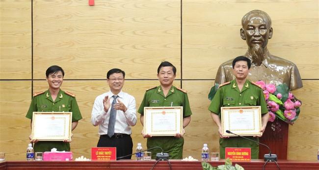 Lãnh đạo Cảng hàng không Việt Nam trao giấy khen cho tập thể, cá nhân thuộc Cảnh sát PC&CC tỉnh Nghệ An