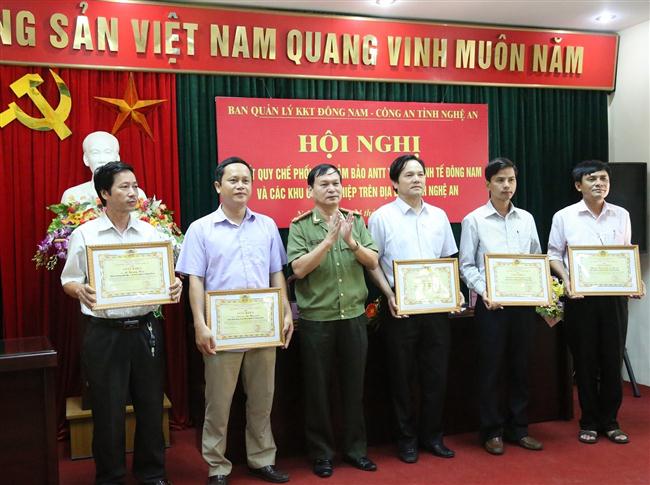 Đồng chí Đại tá Nguyễn Đình Dung trao giấy khen của Giám đốc Công an tỉnh cho các tập thể, cá nhân thực hiện tốt quy chế phối hợp trong thời gian qua