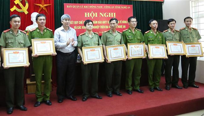 Lãnh đạo BQL KKT Đông Nam tặng giấy khen cho tập thể, cá nhân Công an tỉnh Nghệ An có nhiều thành tích xuất sắc