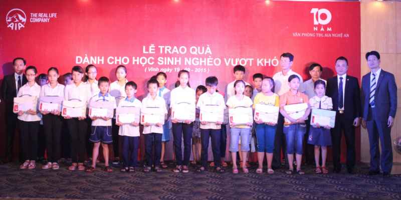 150 suất học bổng và 150 bộ dụng cụ học tập được trao cho trẻ em nghèo hiếu học trên địa bàn tỉnh Nghệ An