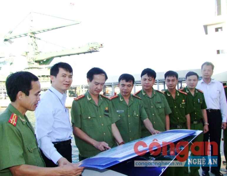 Đại tá Lê Văn Sao, Giám đốc Công an tỉnh dẫn đầu đoàn công tác Công an Hà Tĩnh kiểm tra công tác đảm bảo ANTT tại KKT Vũng Áng