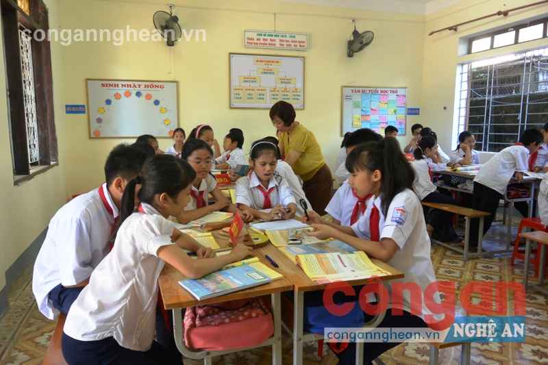 Một tiết học khoa học xã hội theo mô hình VNEN của học sinh Trường THCS Lê Lợi, TP Vinh 
