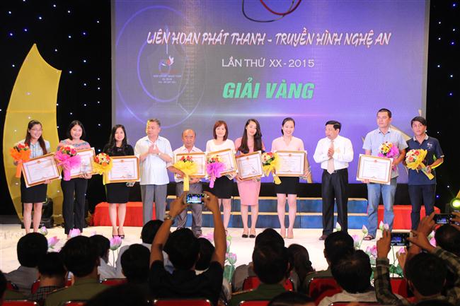 Đồng chí Nguyễn Xuân Đường - Phó Bí thư Tỉnh ủy, chủ tịch UBND tỉnh trao giải vàng cho các tác phẩm đoạt giải