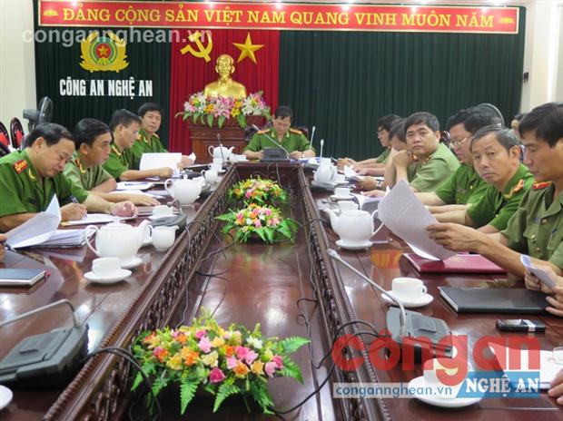 Đồng chí Đại tá Nguyễn Hữu Cầu, Giám đốc Công an tỉnh                                    chủ trì Hội nghị giao ban trực tuyến tại điểm cầu Nghệ An