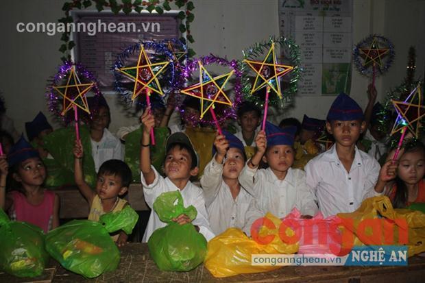Các em học sinh 4 bản vùng sâu xã Lượng Minh trong đêm hội Trung thu