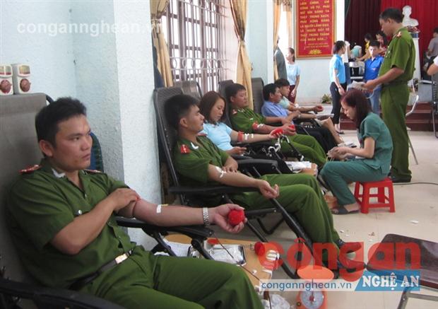 Các CBCS đoàn viên, thanh niên Công an huyện Diễn Châu tham gia hiến máu