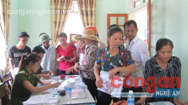 CBCS Công an huyện Đô Lương làm thủ tục  cấp CMND cho người dân