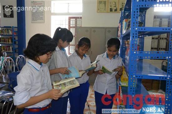 Để khắc phục tình trạng thiếu SGK, các trường đã kêu gọi quyên góp sách (Trong ảnh: Học sinh Trường THCS Hồ Xuân Hương, huyện Quỳnh Lưu đọc sách trong giờ ra chơi)