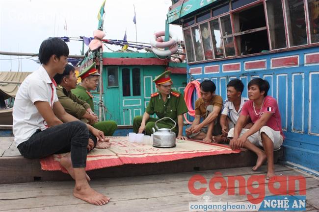 Công an phường Quỳnh Phương xuống tận tàu thuyền của ngư dân để tuyên truyền, phổ biến pháp luật.