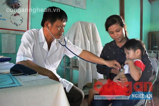 Bác sỹ Hồ Văn Hưng, Trạm trưởng Trạm Y tế xã Hưng Long theo dõi sức khỏe của các cháu bé trên địa bàn