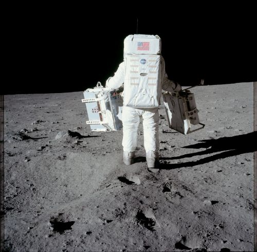 Ảnh chụp sau lưng Buzz Aldrin trong lúc đang bưng những cảm biến để lắp đặt trên Mặt trăng.
