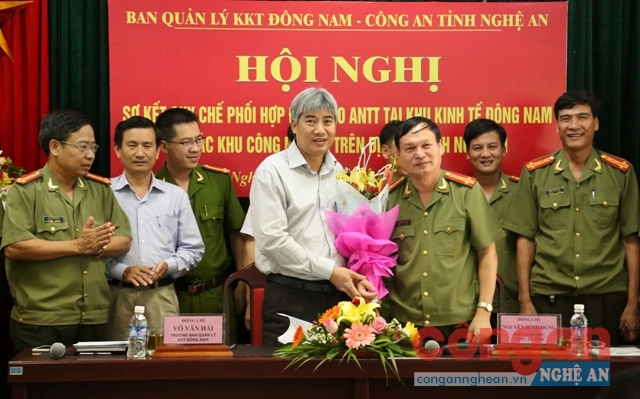 Đại diện lãnh đạo Công an tỉnh Nghệ An - BQL KKT Đông Nam ký quy chế phối hợp đảm bảo ANTT trong thời gian tới.