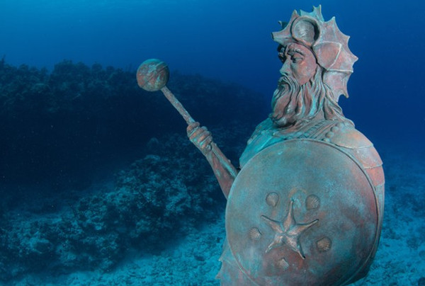 Tượng vệ thần của Rạn san hô, đảo Grand Cayman: Nancy Easterbrook, người đã đặt bức tượng này dưới biển, khẳng định nếu bạn dành cho tượng một nụ hôn, bạn sẽ gặp nhiều may mắn. (Ảnh: Chris Parsons).